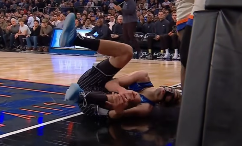 小瓦格纳重伤！尝试空接遭对手犯规摔倒 左腿无法承重被搀扶离场